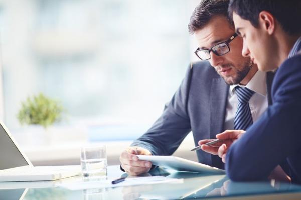 4 metode de a economisi bani si a motiva angajatii in acelasi timp
