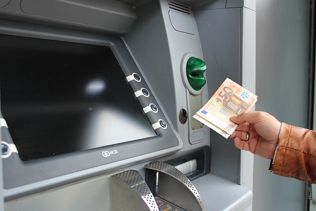 Modificare OG 16/2022: Firmele vor fi OBLIGATE sa accepte plata cu cardul doar daca au incasari in numerar cu o valoare mai mare de 50.000 lei