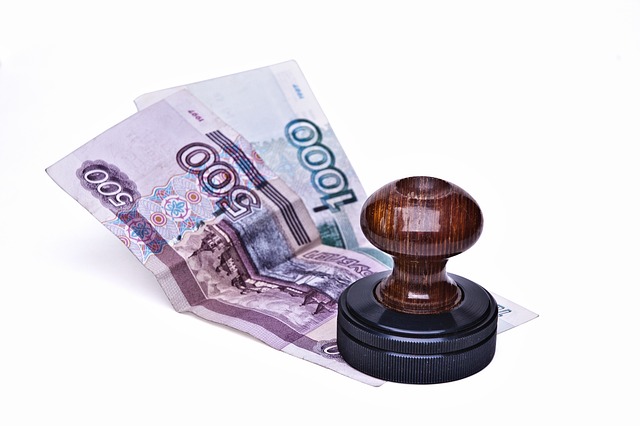 Case de marcat fiscale: Operatorii economici au OBLIGATIA de a elibera factura, la cererea clientilor, doar la data emiterii bonului fiscal