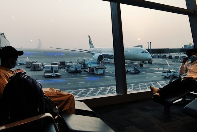 MONOGRAFIE Bilete de avion si reglementari legale