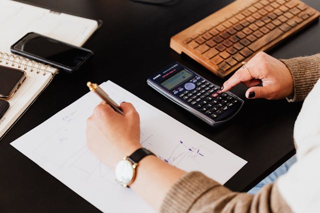 [MODEL] Calcul ajustare TVA si reglementari cheie