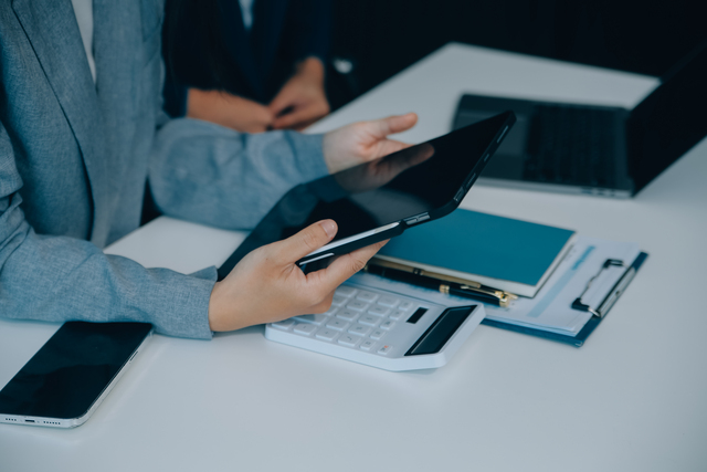 Compensare avansuri spre decontare cu dividende. Legalitate, termen de justificare si riscuri privind numerarul