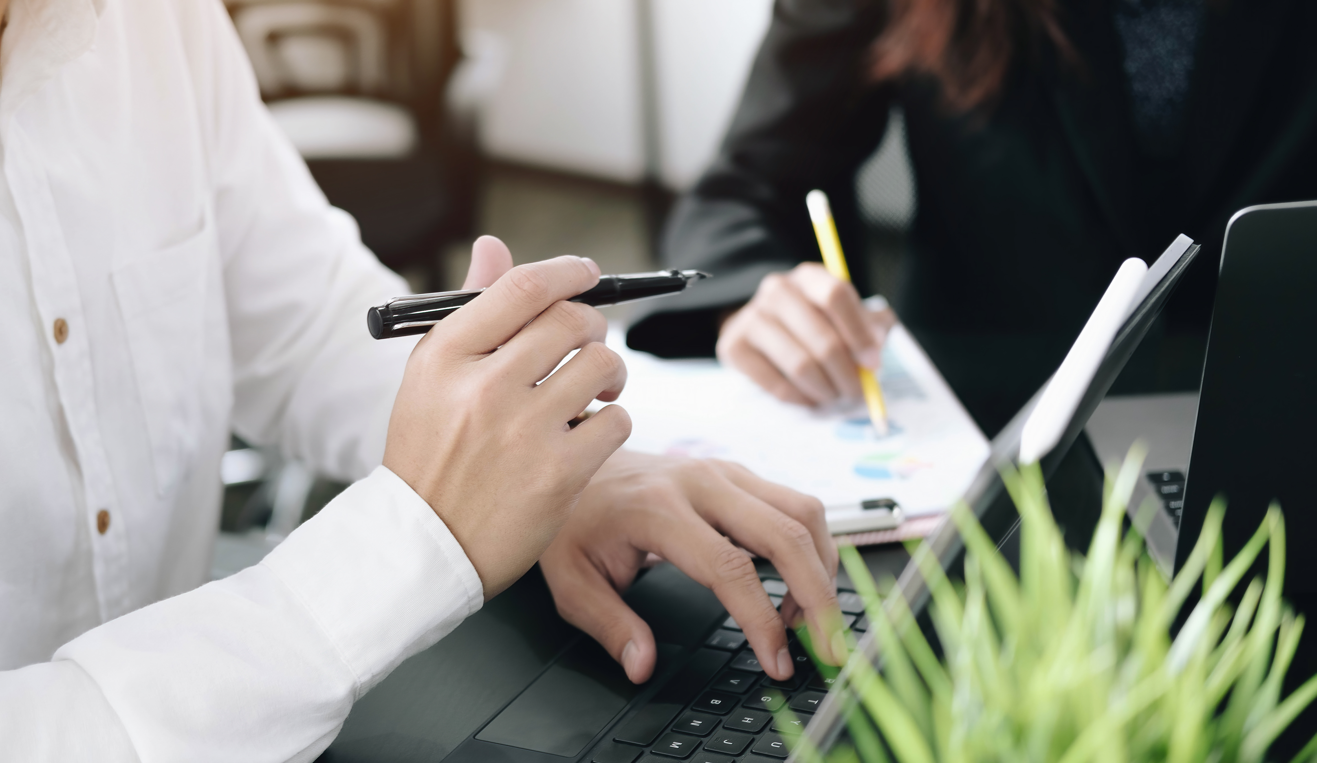 Declararea punctului de lucru si impozitul pe salarii: cum procedezi cand salariatii lucreaza in mai multe locatii