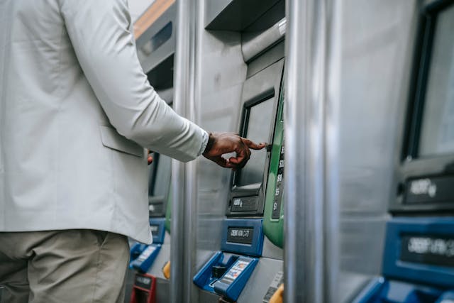 Operatiuni prin sisteme de plati PayPoint: tratament fiscal, regim TVA, monografie contabila si disciplina numerarului