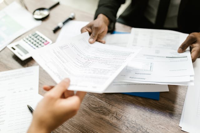 Ai incasat o factura in numerar peste plafonul zilnic de 5.000 lei? Iata ce trebuie sa faci si ce risti daca nu corectezi