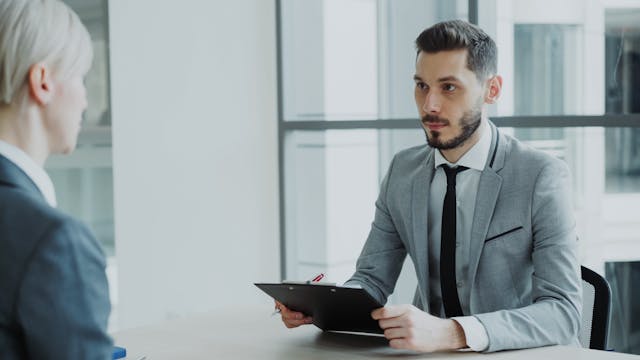 Plati compensatorii catre un fost salariat: tratament fiscal-contabil, inregistrari si declaratii obligatorii