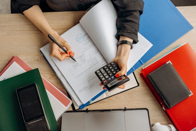 Cum se calculeaza plafonul de 100.000 euro pentru schimbarea perioadei fiscale?