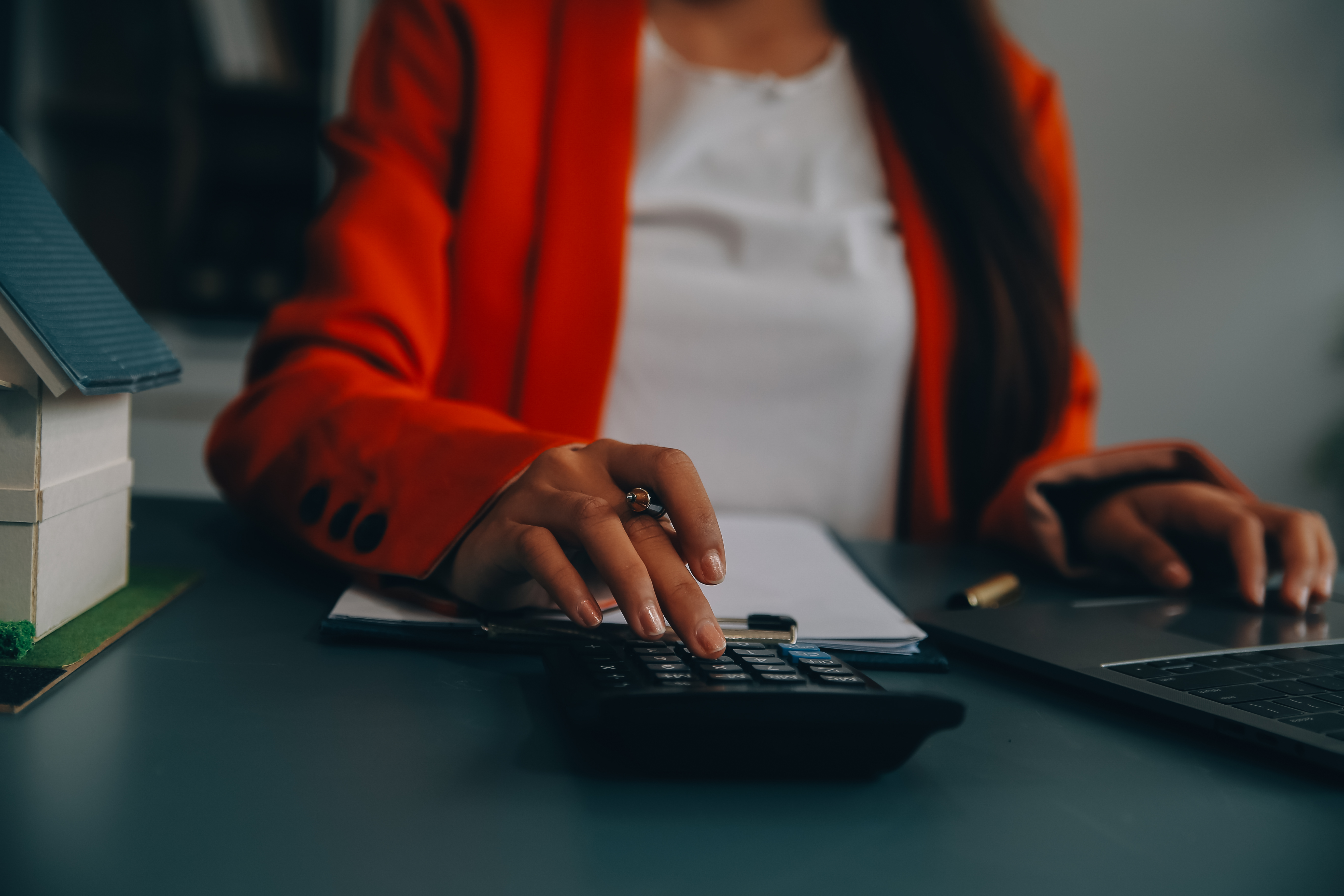 Poprirea salariala: cum se calculeaza corect si care sunt inregistrarile contabile