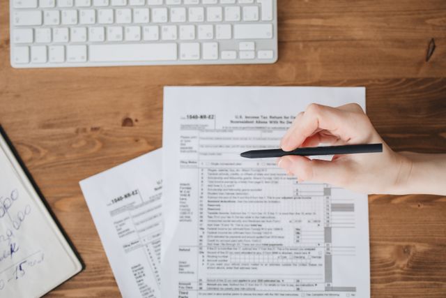 Penalitatile contractuale de intarziere: inregistrare in contabilitate, deductibilitate, TVA si obligatia e-Factura