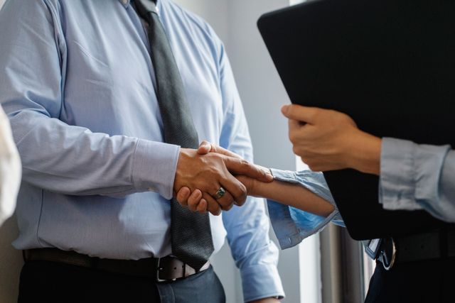 Salariat, PFA sau SRL? Inainte sa iei decizia, calculeaza corect cu cati bani ramai de fapt
