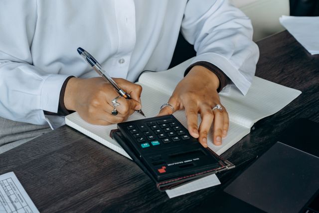 Lichidarea voluntara a societatii cu asociat unic persoana juridica: tratamentul fiscal al vanzarii terenului, compensarii creantelor si obligatiile declarative