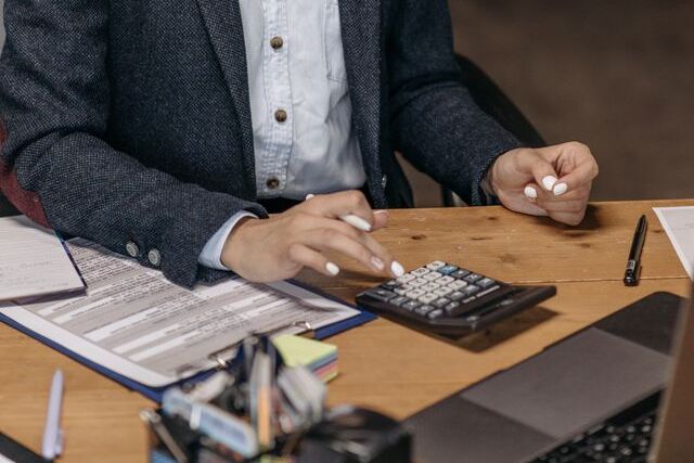 Penalitatile de intarziere inscrise la masa credala: obligatia de facturare si recunoasterea in contabilitate
