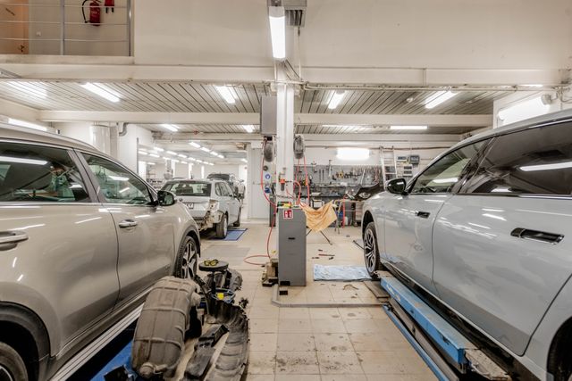 Fiscalitatea service-urilor auto si comertului cu autoturisme: 5 zone unde o incadrare gresita poate costa scump