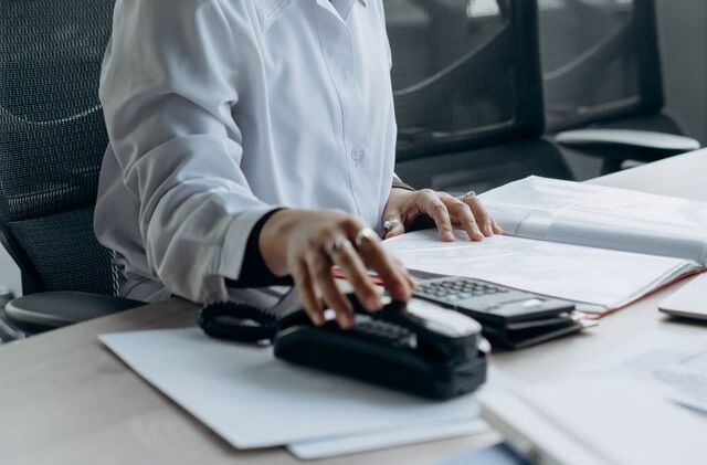 Plati cu cardul personal la un PFA : cum le decontezi si cum le inregistrezi